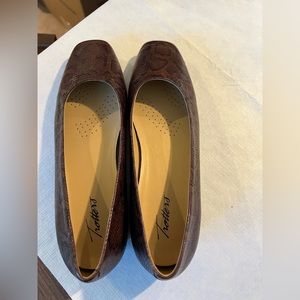 Trotters 9M Honor Shoes in Snakeskin—perfect for FALL - EUC